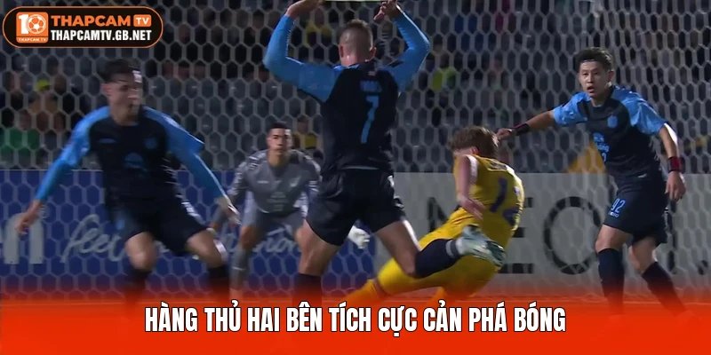 Hàng thủ hai bên tích cực cản phá bóng